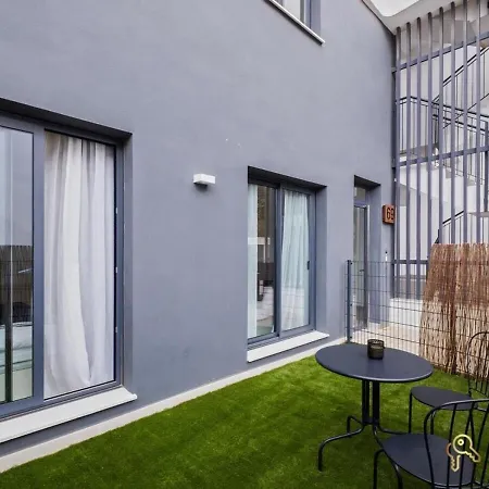 Apartment Sea View With Garden In *